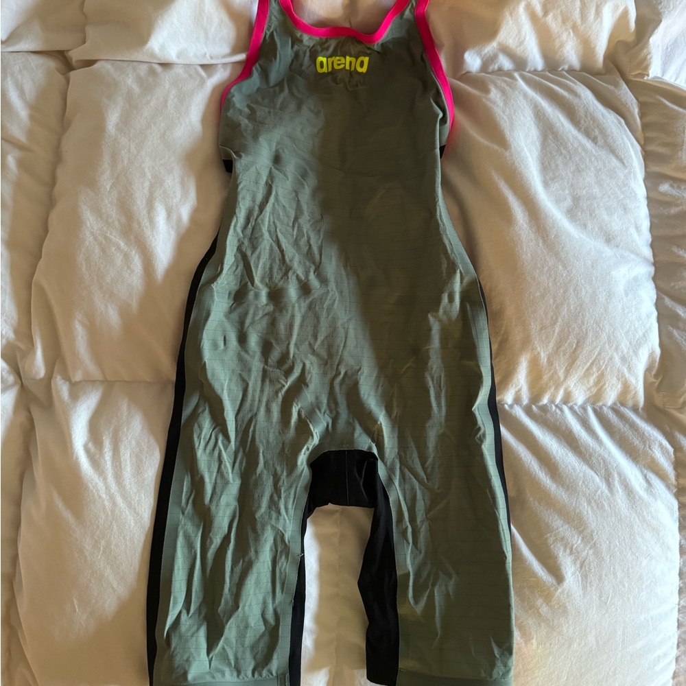 arena • carbon air tech suit kneeskin size 22